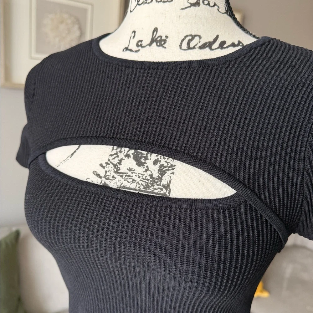 Elegant Black Cut-Out Crop Top - Picture 3 of 5